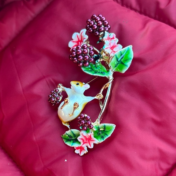 Brand New Whimsical Woodland Field Mouse Raspberry Vine Floral Brooch Enamel Pin - Picture 4 of 12